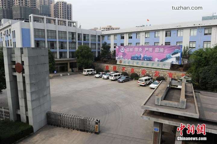 長沙市坪塘勞動教養(yǎng)管理所采購我公司定制生產(chǎn)的11KW二用一備自來水加壓泵站一套，本設(shè)備供水范圍為5公里，供水人數(shù)為3600人，目前本自來水加壓泵站運行平穩(wěn)，高效節(jié)能，受到了管理所的一致好評！